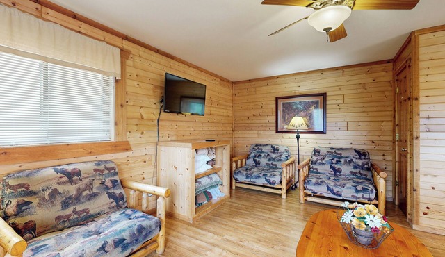 2 BR Adventure Retreat w/Fire Pit, Patio, & WiFi