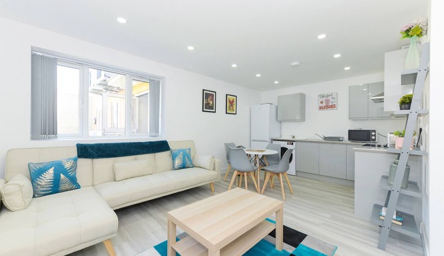 2-BR Apartment in Gedling, Close to City