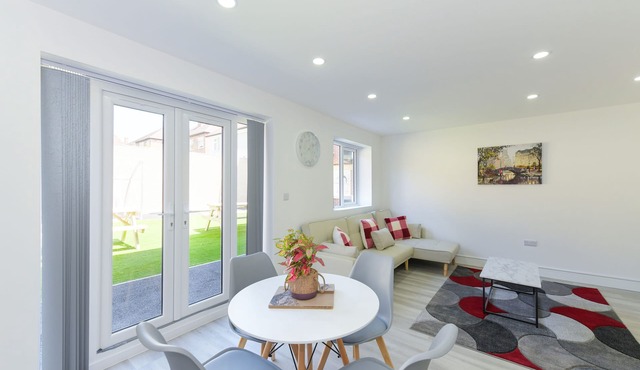 2-BR Apartment w/Parking Near Nottingham