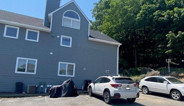 2 BR apt in Morristown. Walking distance to downtown, bars, restaurants, train.