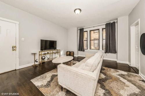 2 BR Apt Near U Chicago Campus & the Lakefront!