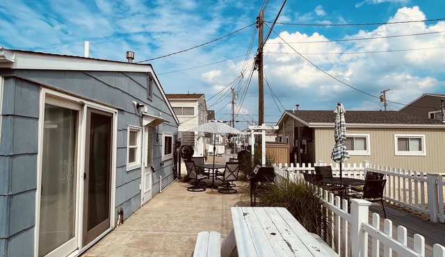 2 BR Beach cottage- 1 block from private beach