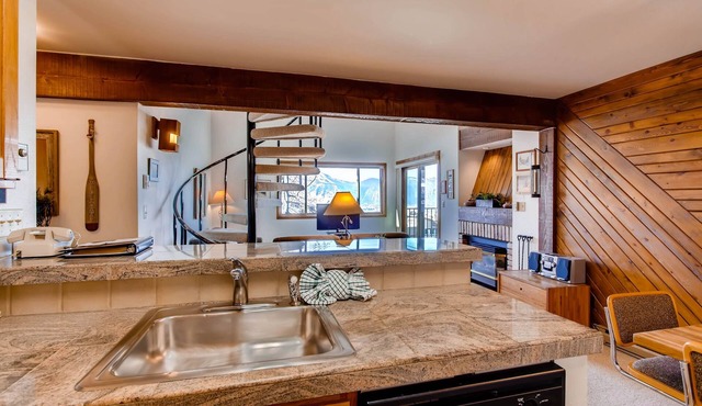 2 Br Buttes - Breathtaking Views Of Mountain Range 2 Bedroom Condo - No Cleaning Fee! by RedAwning