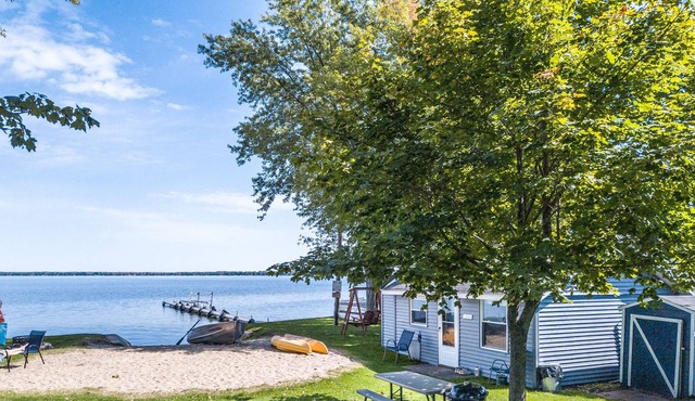 2 BR Cabin Only 7 Steps from the Lake