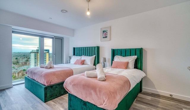 2-BR City View Apartment - Near Salford Royal