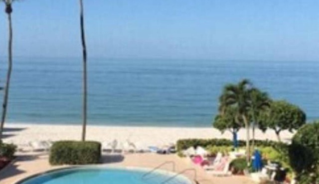 2-BR condo in superb Naples with Direct Beach Access & Pool
