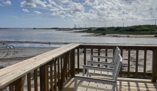 2 BR condo Lovely beach view, just steps from the water!
