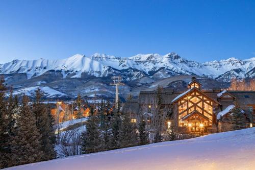 2 BR Condominium - Luxury Skiin and out (rare to find)