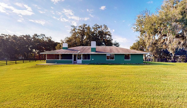 2 BR Duplex w/Full Kitchen & Lake View