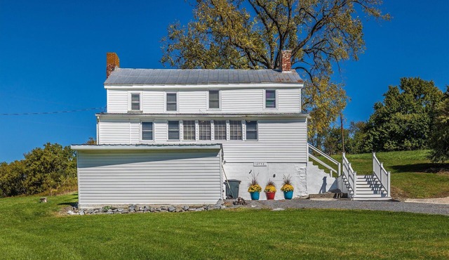 2 Br. Farmhouse Getaway - Close to everything, but far enough away to relax