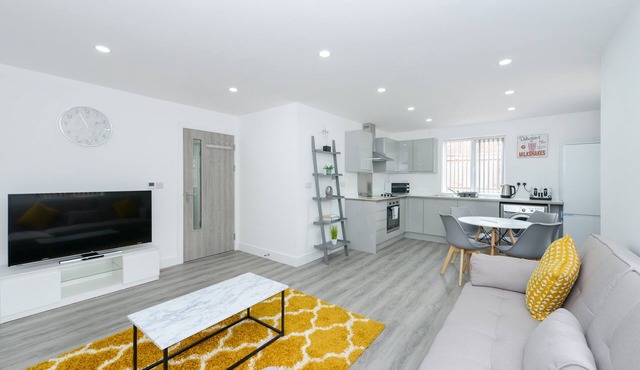 2-BR Flat w/Free Parking Near Nottingham