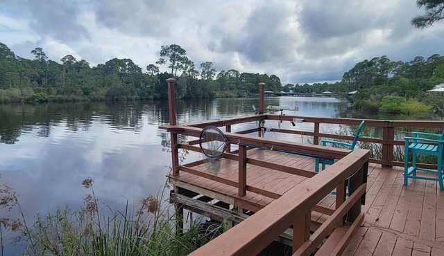 2-BR Getaway w/HUGE screened porch, Golf Cart, Pool, & Boat Ramp near Wolf Bay