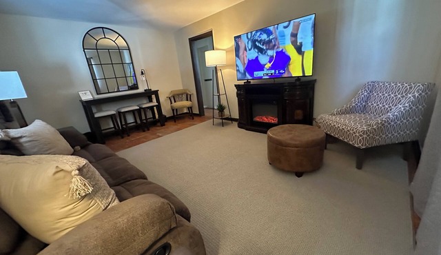 2 BR Home in Quaint Beaver-Riverwalk, Shops & Nightlife! Near PIT, WiFi, 65" TV!