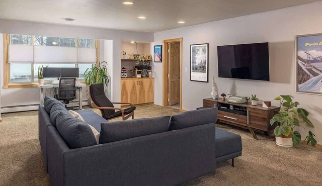 2 BR Home Minutes Away from the Airport!