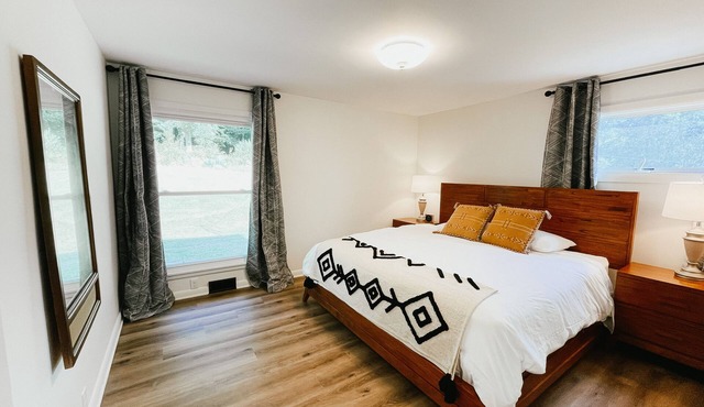 2 Br home with Hot-Tub! Quiet, dead end street