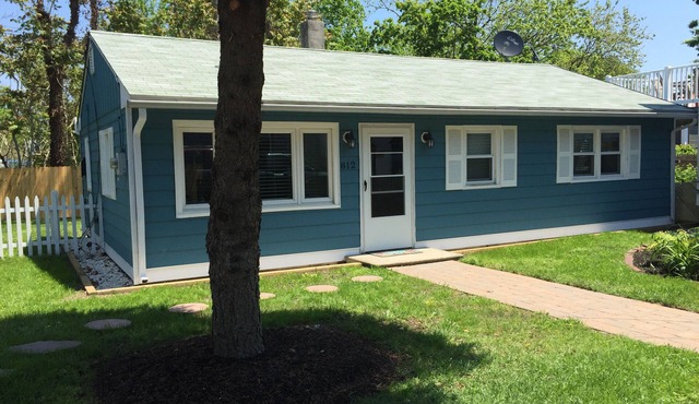 2 BR house (sleeps 7) Dog friendly, walking distance to the mall & beach!