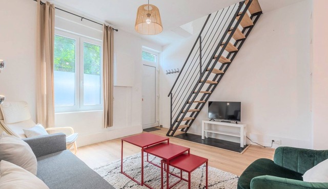 2 BR house w/terrace, near train stations & metro