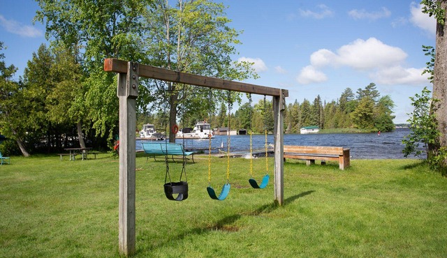 2 BR Lake View Cabin with Real Sandy Beach, Kayak/Canoe/Paddle, Firepit@Sturgeon