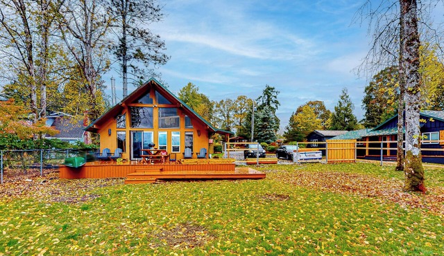 2 BR Lakeside Home w/Wood-Burning Fireplace