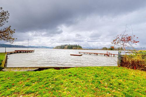 2 BR Lakeside Home with Wood-Burning Fireplace