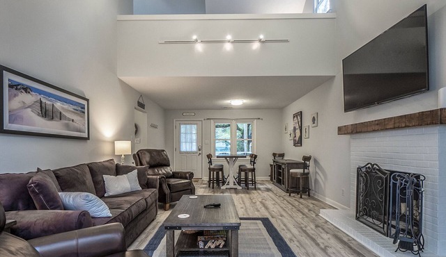 2 BR + Loft/2BA Tarpon Pond Cottage! Great Views! Amenity access included