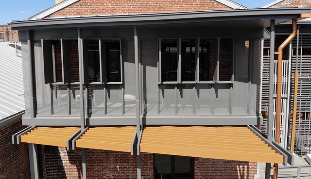 2 BR luxury suite w/ screened in porch; walkable to bars and restaurants.