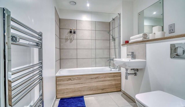 2-BR Near Salford Royal | City & Town Centre View | 1 Minute to Train & Tram Station | Sleeps 6.