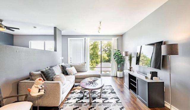 2 BR Oak Lawn Condo WFH Setups Gated Parking