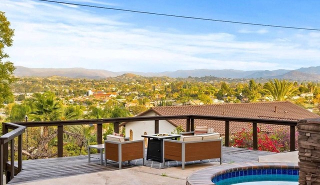 2 BR Oasis w/View Near: Safari | Wineries | Lakes