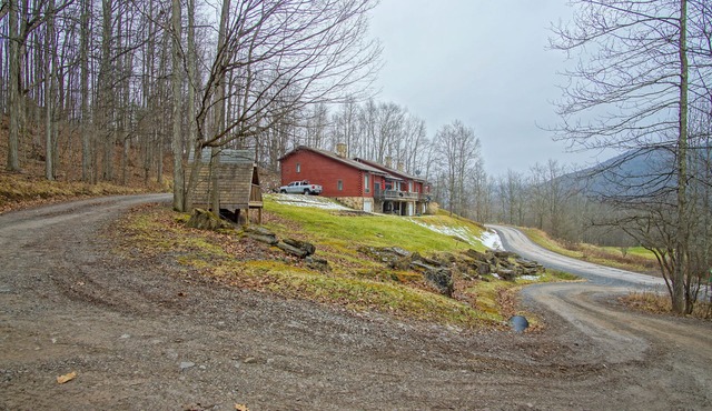 2 Br Plus Loft: Hawthorne Valley 4