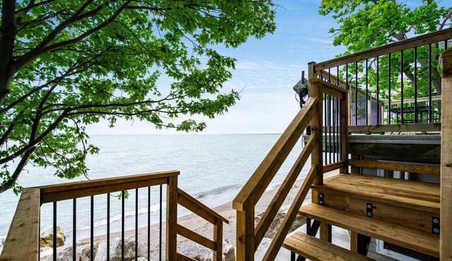 2 BR Point Pelee Lakehouse | Hot Tub and Beach