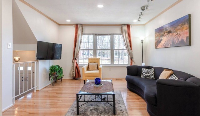 2 BR Practical Comfy 5min Metro 15min IAD 20min DC