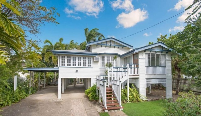 2 BR Queenslander on Cook*Walk To Strand**FULLY SELF-CONTAINED PRIVATE SPACE*