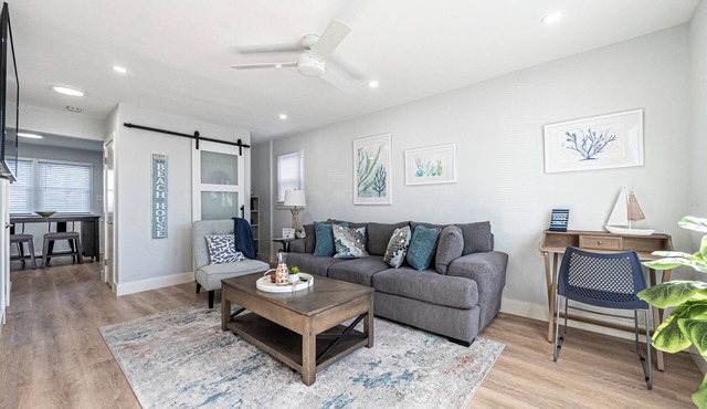 2-BR Sea Coral Beach House - 1.5 blocks from beach