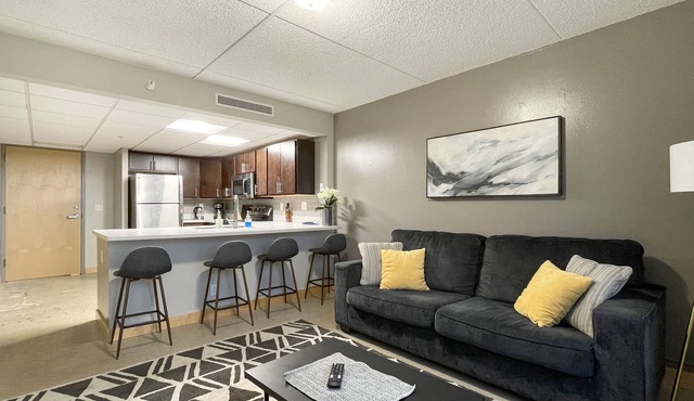 2 BR Short Uber to Dtwn Nightlife/Restaurants