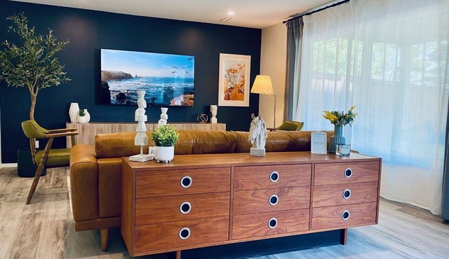 2 BR Suite, KING Bed, Sleeps 5, close to YYC/U of C