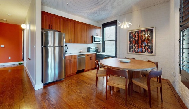 2 BR w/ private patio! Walking distance to best bars and restaurants in town!