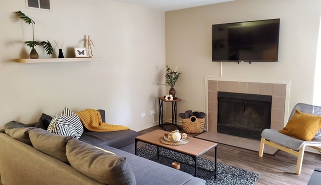 2 BR W/Washer Dryer, Fireplace, Close To It All, Monthly Stays Welcome