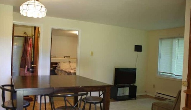 2 BR Walking distance to the Oakdale Theater