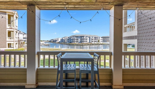 2 BR Waterfront Condo w/pool! 1st floor, Patio, W/D, 10-min walk to the beach
