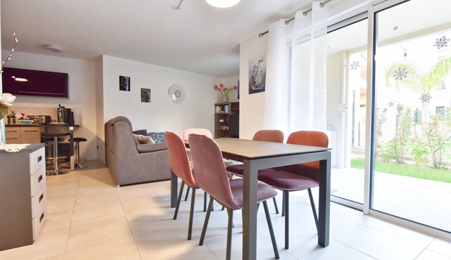 2-Br with Terrace and Pool in the Heart of Palm Beach