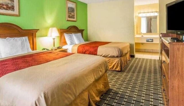 2 Budget-Friendly Pet-Friendly Rooms w/Free Parking & Outdoor Pool