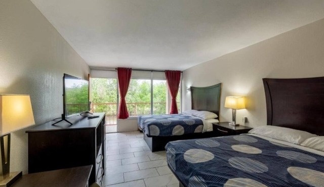 2 Budget-Friendly Rooms w/Breakfast, Parking, Pet-Friendly Stay