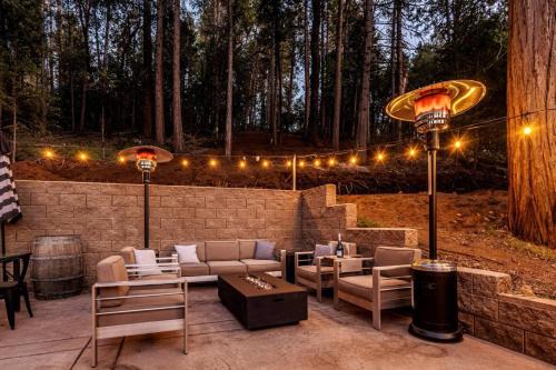 2 cabins-22 guests-2 hot tubs-Lake Access-Glamping