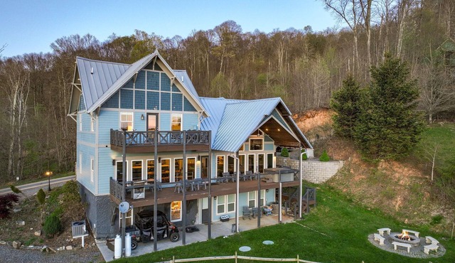 2 Cabins & Views for Miles~ Hot Tubs~ Pool Table