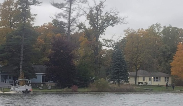 2 Campau Lake Cottages | Spa, Lake Access & Space