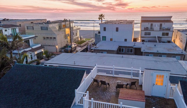 2 Car Garage Parking, AC, Kid Friendly, 45 seconds from the beach!