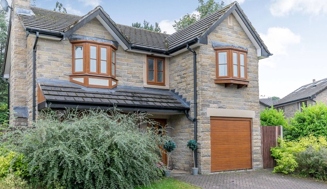 2 CARR FARM CLOSE, family friendly, with hot tub in Glossop