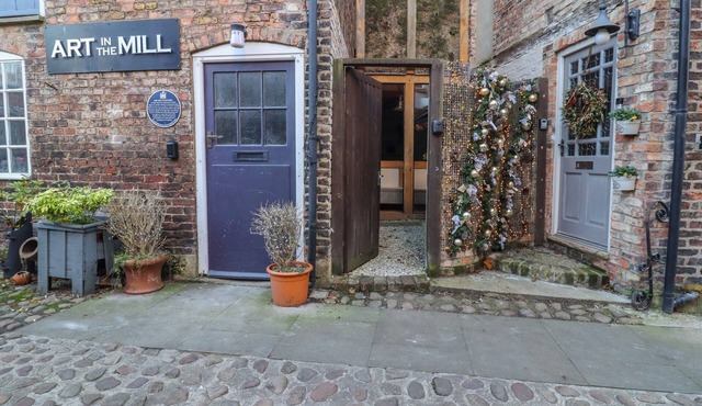 2 CASTLEGATE, pet friendly, with a garden in Knaresborough