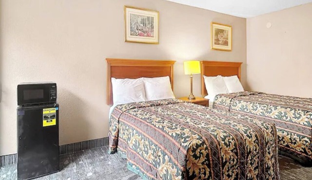 2 Charming Rooms Near Dinings & Downtown Attractions | Free On-site Parking